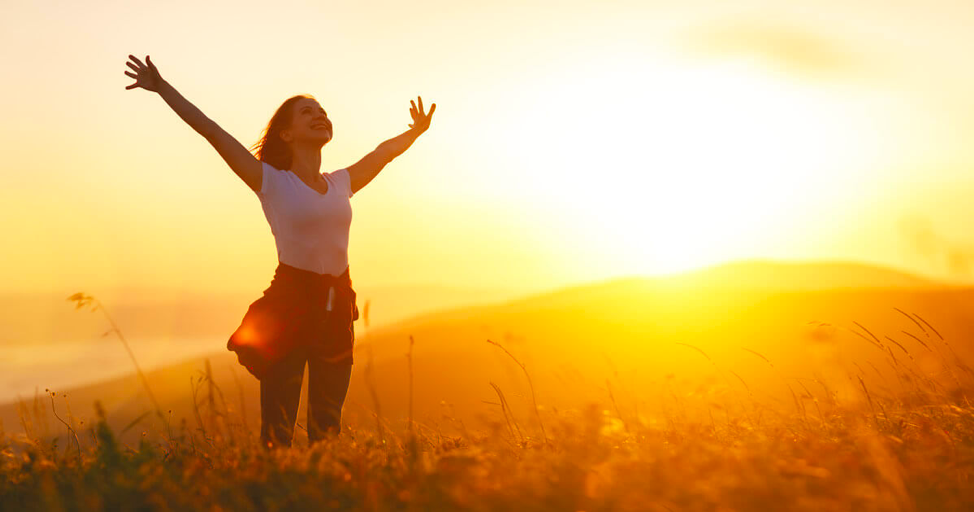 ¿Cómo ayuda el ejercicio a tu salud mental y mejora tu felicidad? Chica acabando de hacer ejercicio en un atardecer